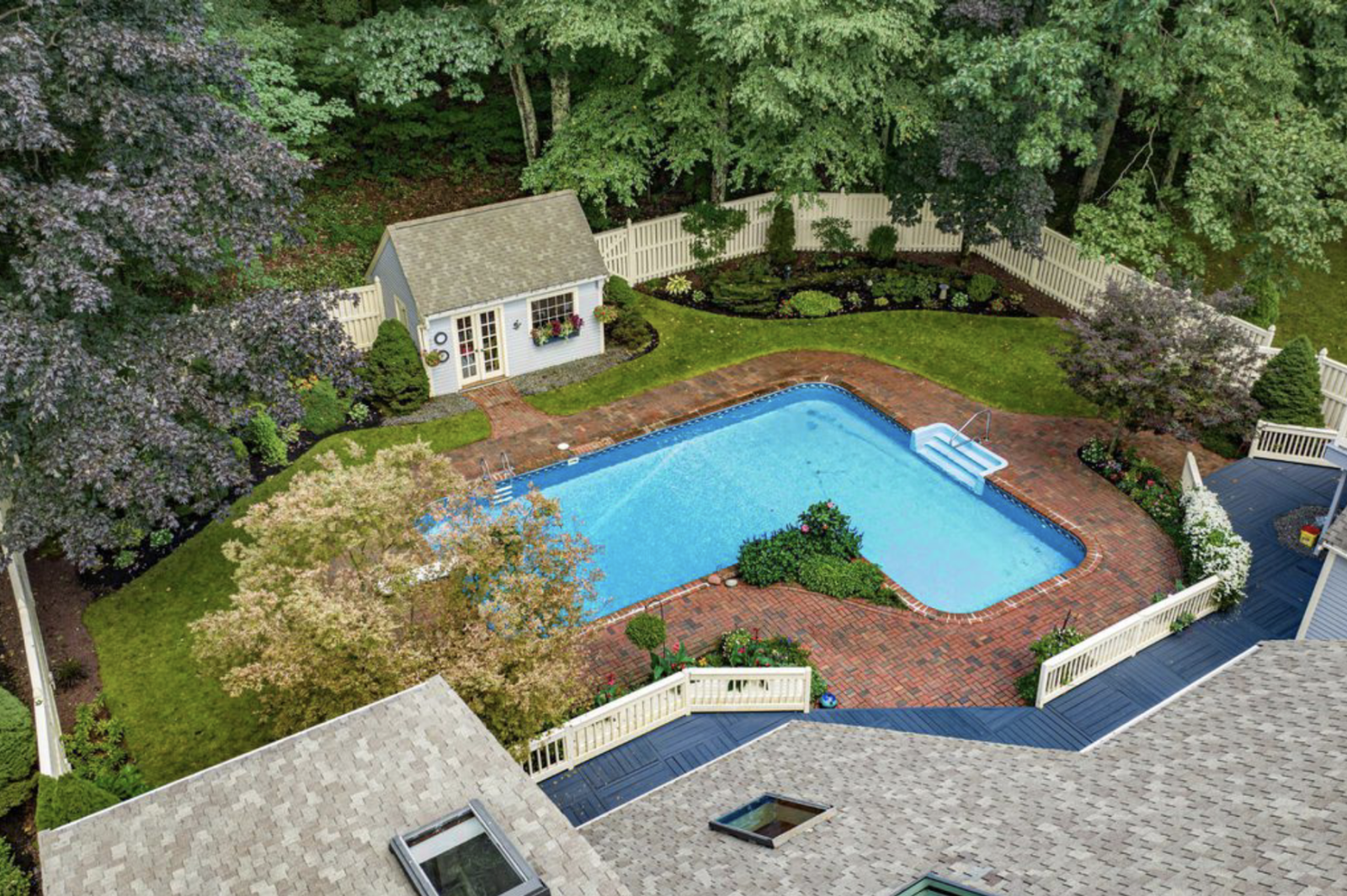 Lawn care and landscaping service by Stone Landscaping NH